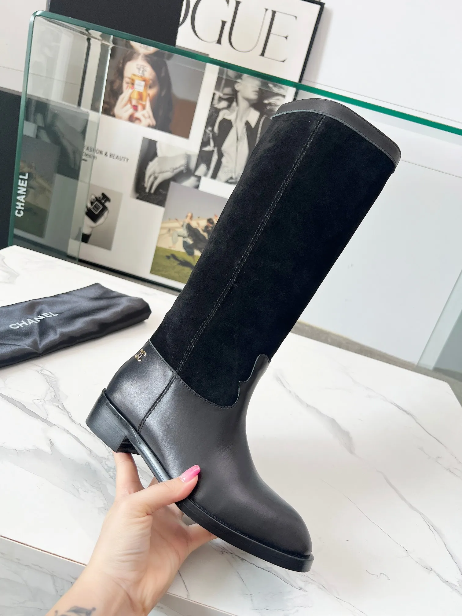 👟👟Ex-factory price 780👟👟 Top quality🔥Chanel Chanel 25 autumn and winter small fragrant suede color-blocked knight mid-high boots! Retro style boots Western cowboy boots! Unique western boot design with smooth curves and irregular edges like free lines in the wilderness! With a casual and free flavor. Let every step be uninhibited and refined! Whether it is paired with smart suit pants to create a cool urban style, or matched with an elegant dress to create a strong and soft aesthetic. Or pair it with jeans to create an authentic western style! The upper is made of first-layer cowhide stitched with suede. The lining is made of water-dyed cowhide. Code number: 35-40 (41 is custom-made and cannot be returned or exchanged). Comes with original bag.